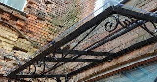 Угловые козырьки для частных домов и входов в грозном - НавесыГрз от 1784 рублей